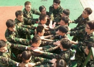 參訓(xùn)城管進行信任背摔訓(xùn)練
