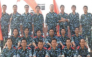 本次拓展訓(xùn)練器械活動(dòng)人員合影