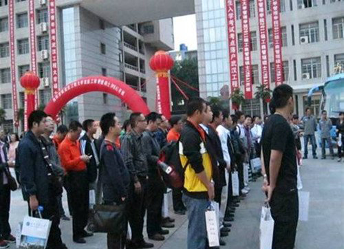 向拓展訓(xùn)練器材基地出發(fā)了