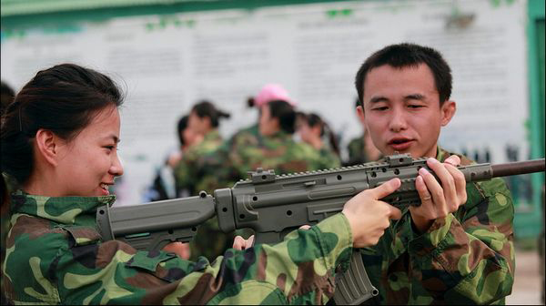 拓展基地教官在糾正網(wǎng)友握槍姿勢(shì)